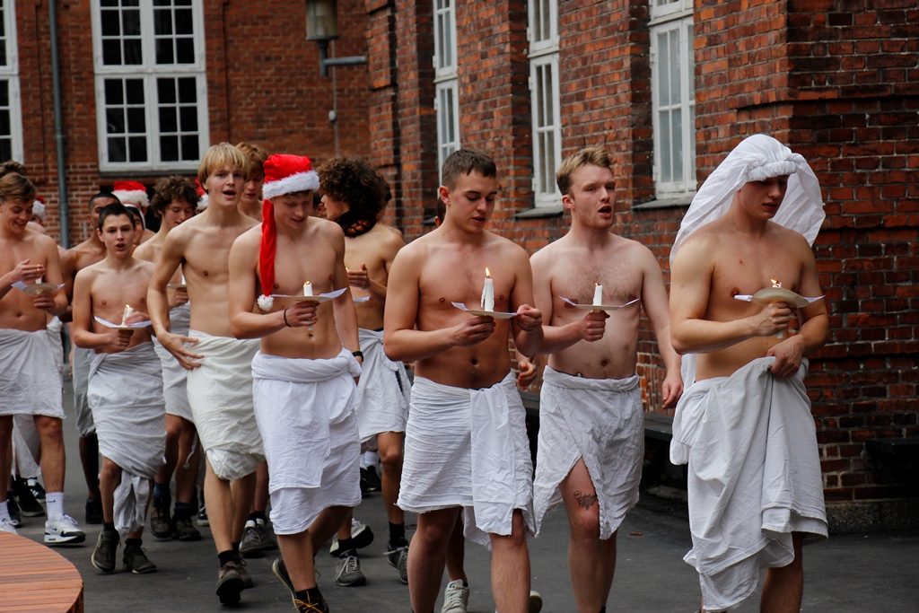 Nøgen Lucia aflyst: Ikast-Brande Gymnasium stopper omdiskuteret tradition