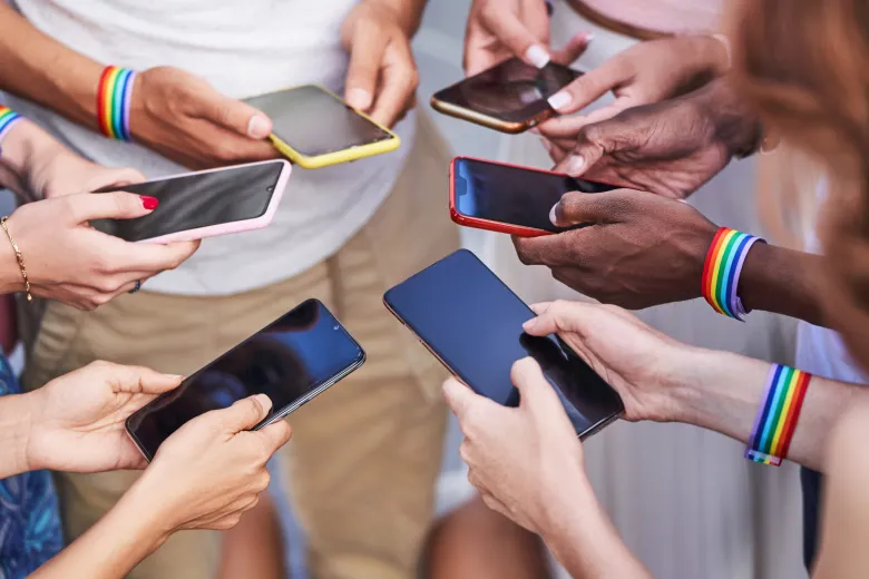 Ny SoMe-trend hitter under Pride-perioden: Unge flasher seksualitet og nationalitet til dunkende rytmer