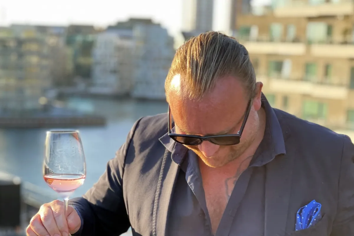 Svindlede nybagt mor for 360.000 kr. og flygtede til Spanien: Nu åbner Daniel ny bar midt i Grenaa