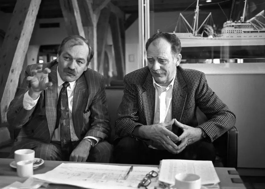 Rederidirektør Ole Busch Hansen (t.v.) og kaptajn Hugo Larsen i en pause mellem vidneafhøringer i Sø- og Handelsrettet i København i 1990 efter katastrofen på Scandinavian Star. Ole B. Hansen blev senere dømt i Danmark for overtrædelse af lov om sikkerhed til søs. En straf han dog aldrig afsonede, fordi han stak af til Spanien. (Arkivfoto: Jan A. Martinsen -Scandinavian Star)